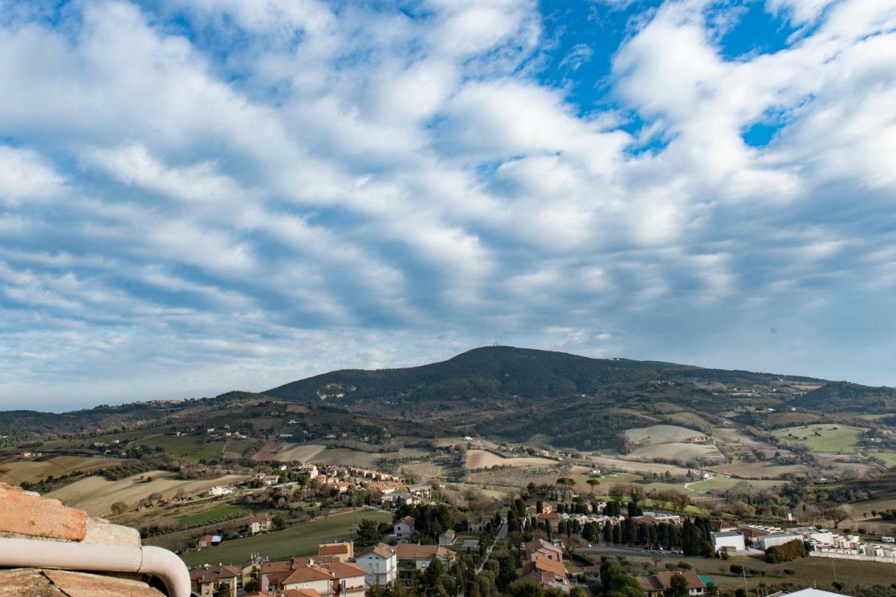 "Nido Del Falco" Palazzo Ricotti Camerano Bagian luar foto