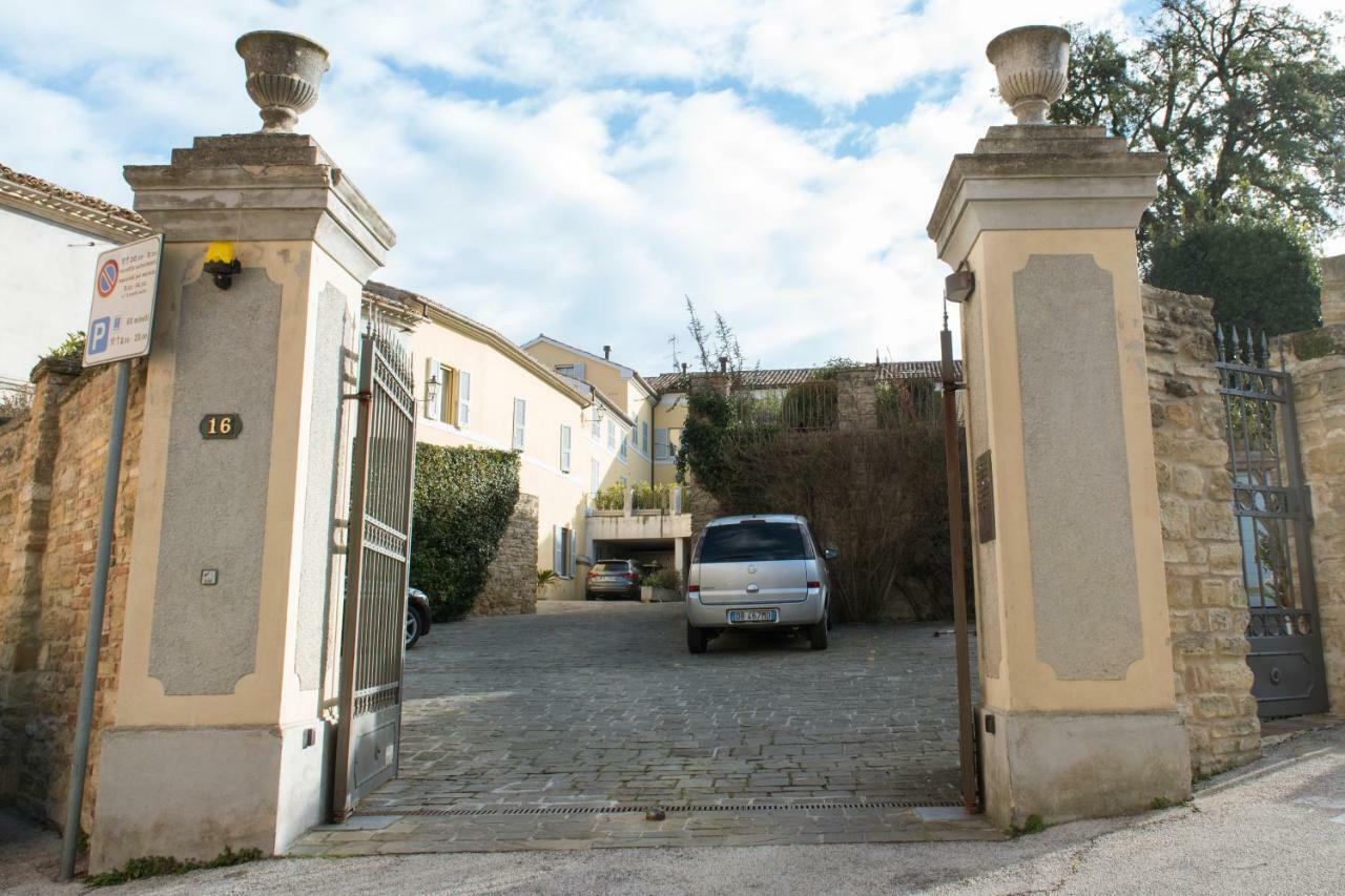 "Nido Del Falco" Palazzo Ricotti Camerano Bagian luar foto