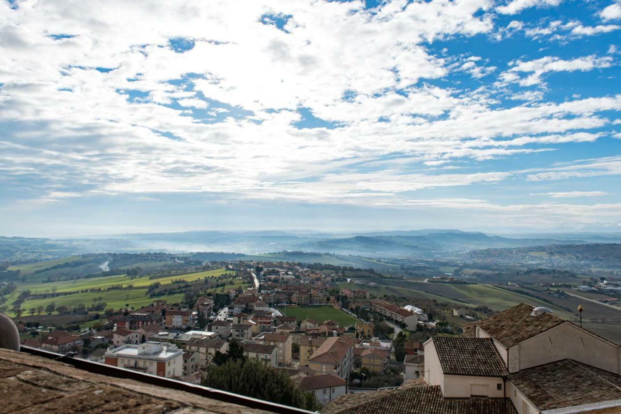 "Nido Del Falco" Palazzo Ricotti Camerano Bagian luar foto
